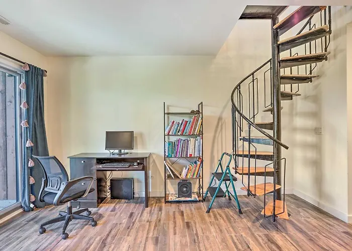 Sun-Lit Vernon Condo < 2 Mi To Ski Resort!