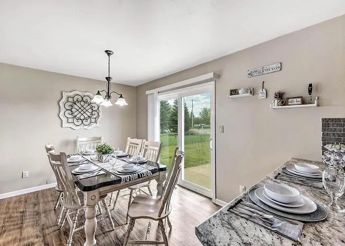 Serene 3 Bedroom Home, Nrm, Wi-Fi, Parking, Queen Bed