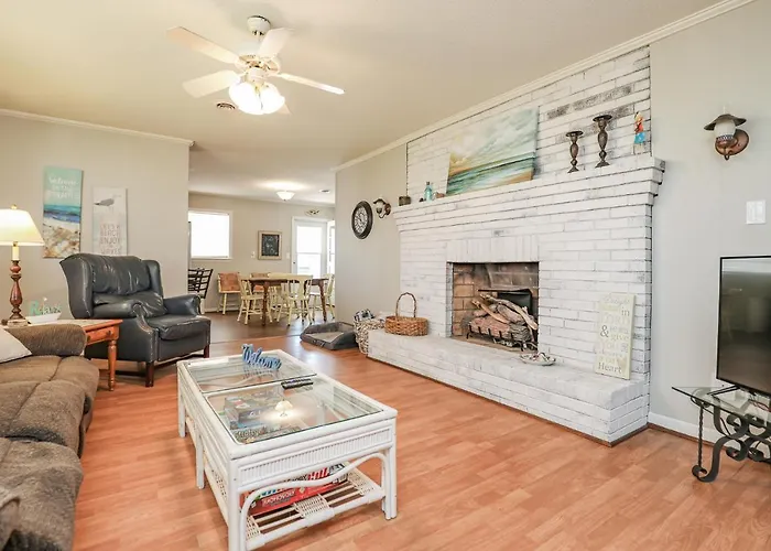 Spacious Home With Waterfront View-Welcome Pets