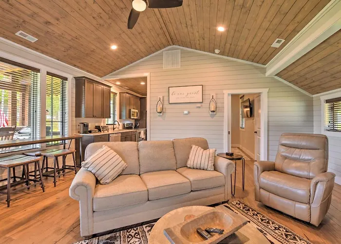 Hike, Ski & More! Pet-Friendly Home In Glenville