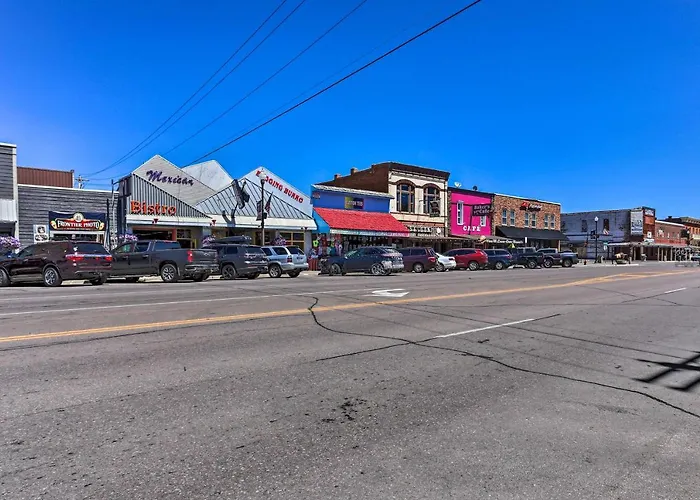 Walk To Dining, Breweries & Shops! Dtwn Custer Apt