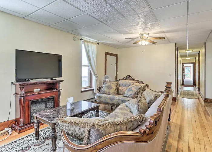 Shop, Hike & Explore! Historic Dtwn Custer Apt