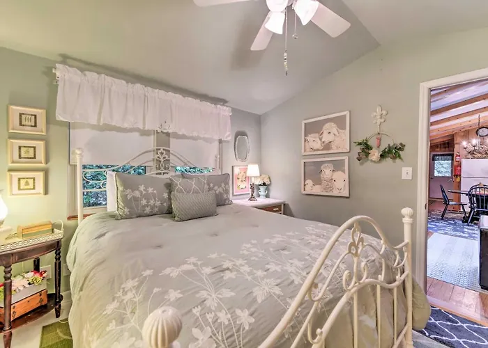 Smoky Mtn Cottage On Creek W/ Lanai & Forest Views