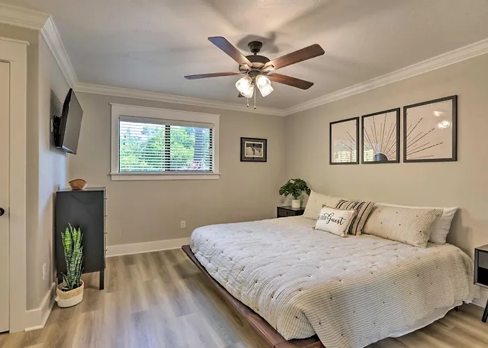 Cozy Tallahassee Apartment W/ Spacious Yard!