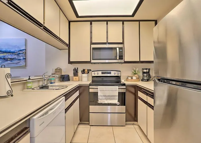 Access To 33 Pools: Cathedral City Condo W/ Patio