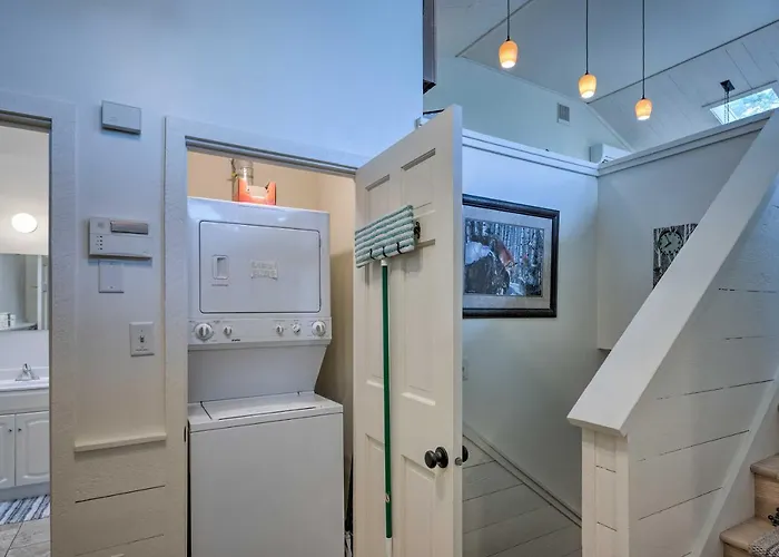 House W/ Balcony ~ 5 Mi To Cranmore Resort!