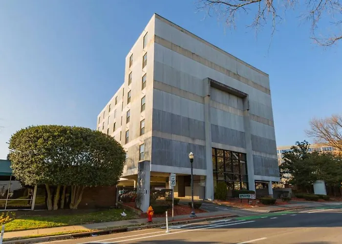 Music Row Retreat With Pool And Free Parking, Walk To Bars!