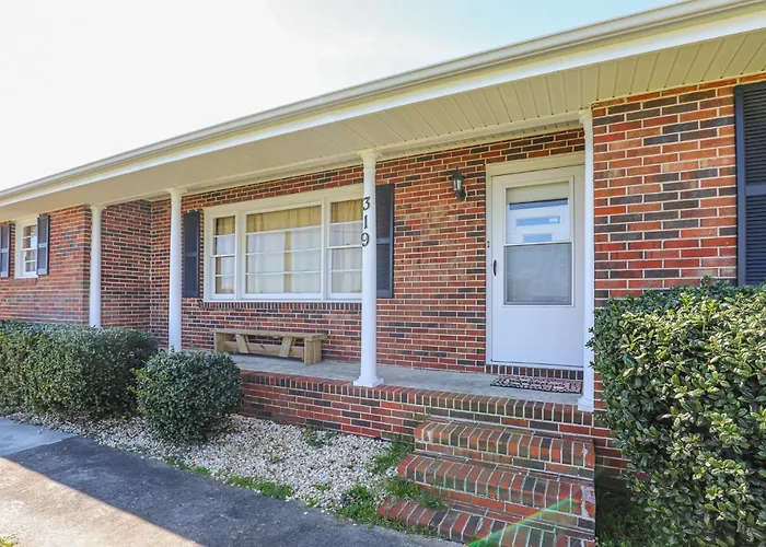 Spacious Home With Waterfront View-Welcome Pets