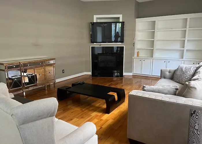 Wanderlust Villa Near Galleria Mall