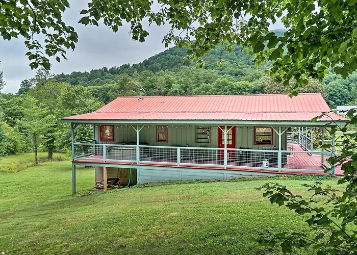 Hot Tub & Fire Pit: Pet-Friendly Clayton Escape!