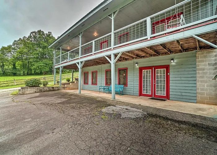 Hot Tub & Fire Pit: Pet-Friendly Clayton Escape!