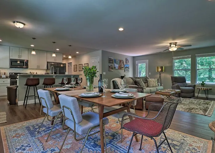 Smoky Mountains Leicester Home W/ Deck!