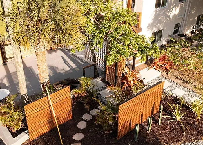 Shares View Luxury Apt