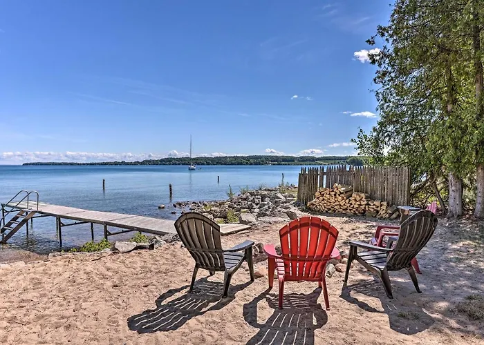 1/2 Mi To Dtwn! Suttons Bay Cottage W/ Fire Pit