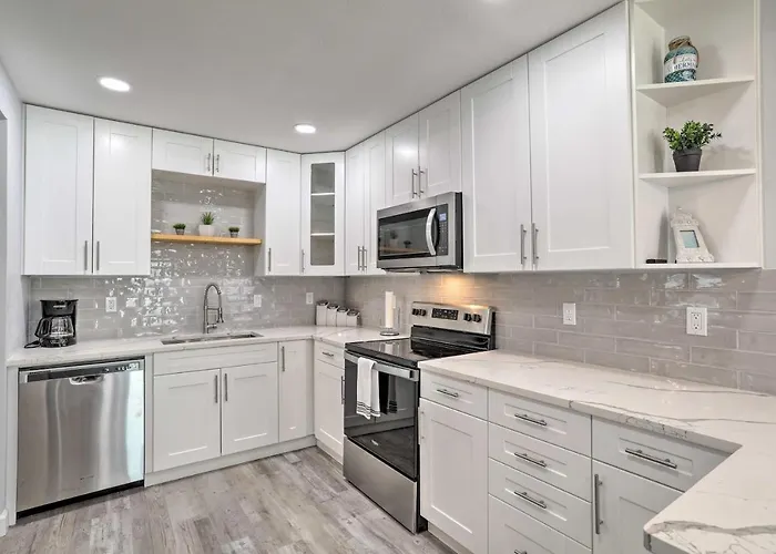 2 Mi To Beach: Home W/ Screened Porch In Largo