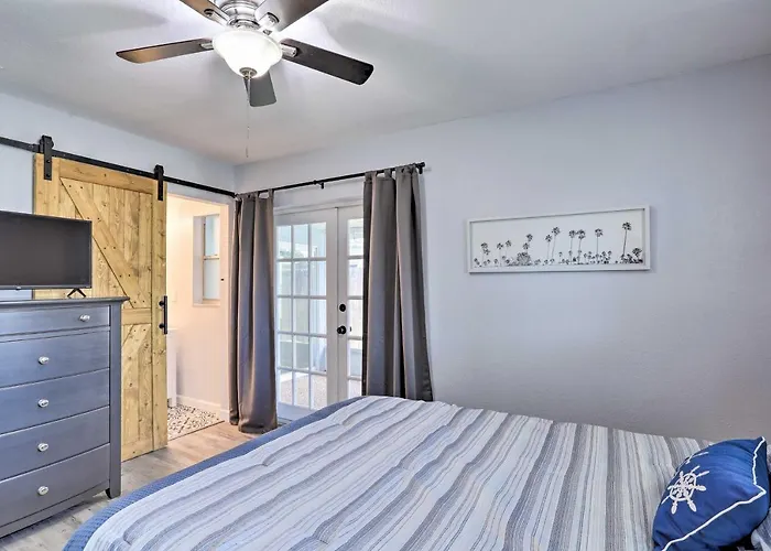 2 Mi To Beach: Home W/ Screened Porch In Largo