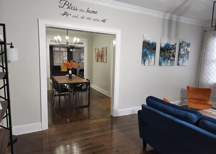 Spacious Centrally Located 3 Bed 2 Bath - Sleeps 8