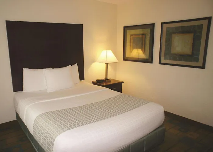 La Quinta Inn & Suites By Wyndham Boston Somerville