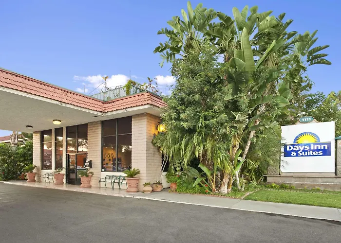 Days Inn & Suites By Wyndham Anaheim At Disneyland Park
