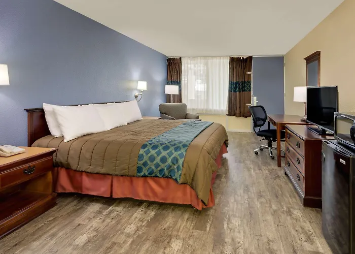 Days Inn By Wyndham Montgomery Near Aum