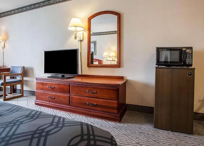 Rodeway Inn & Suites Milwaukee Airport