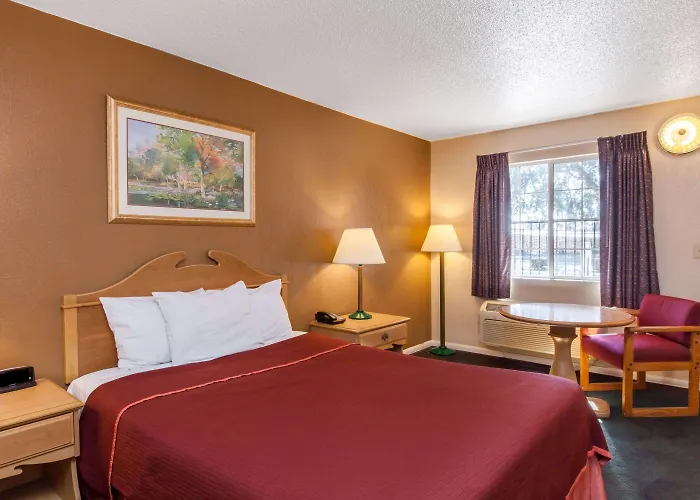 Howard Johnson By Wyndham Bakersfield