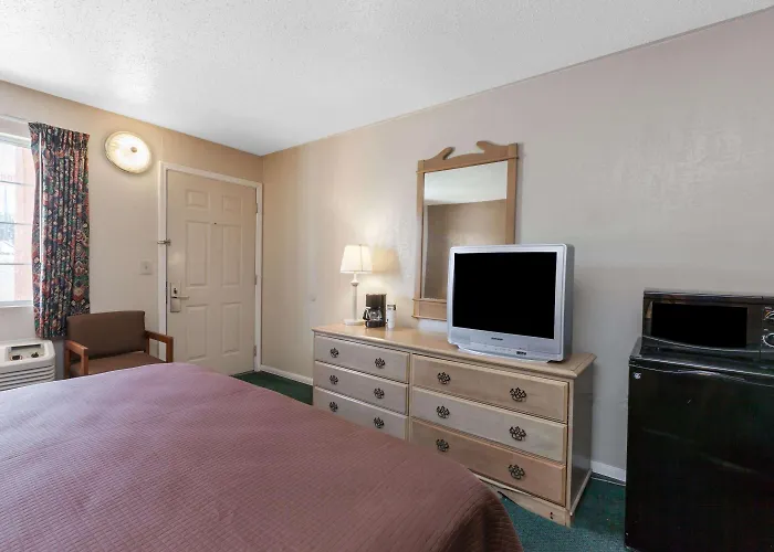 Howard Johnson By Wyndham Bakersfield