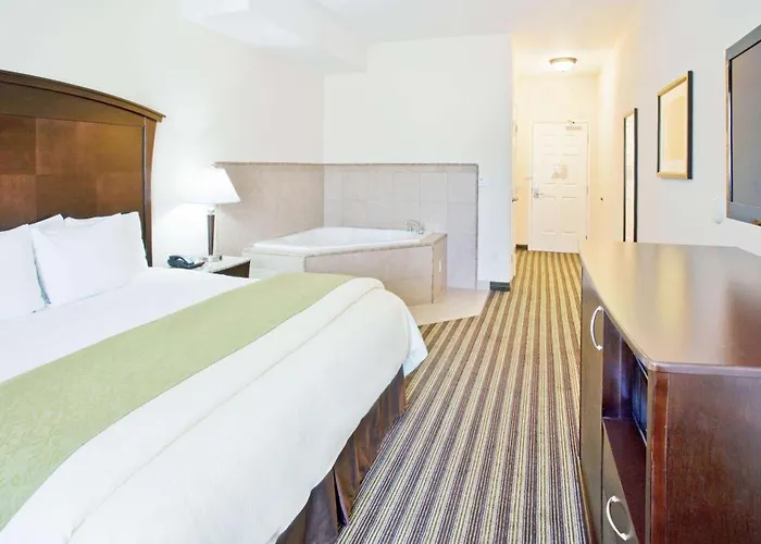 La Quinta By Wyndham Fowler
