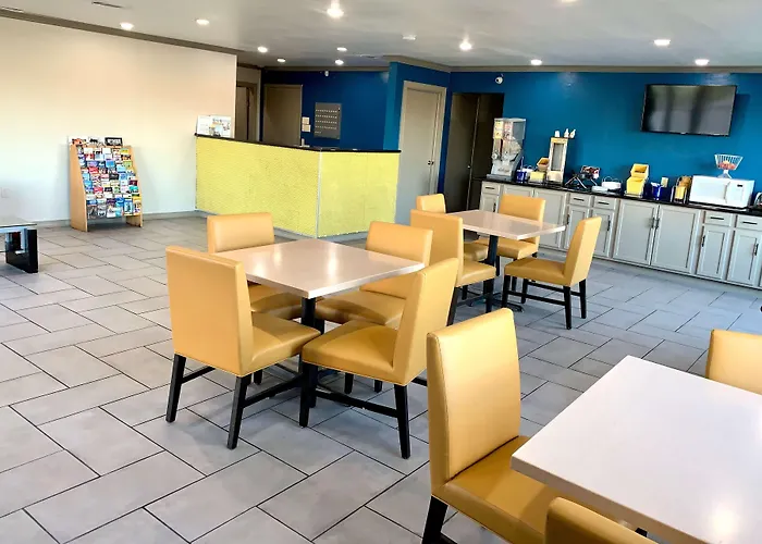 Days Inn & Suites By Wyndham - Canton First Monday Trade Days