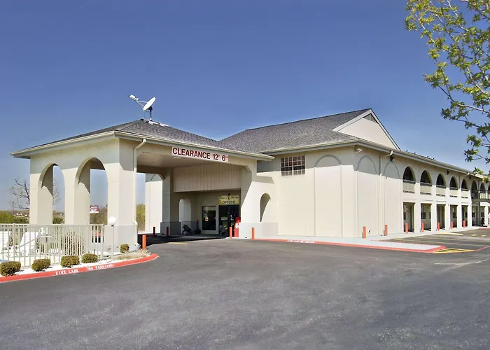 Super 8 By Wyndham - Canton, Texas