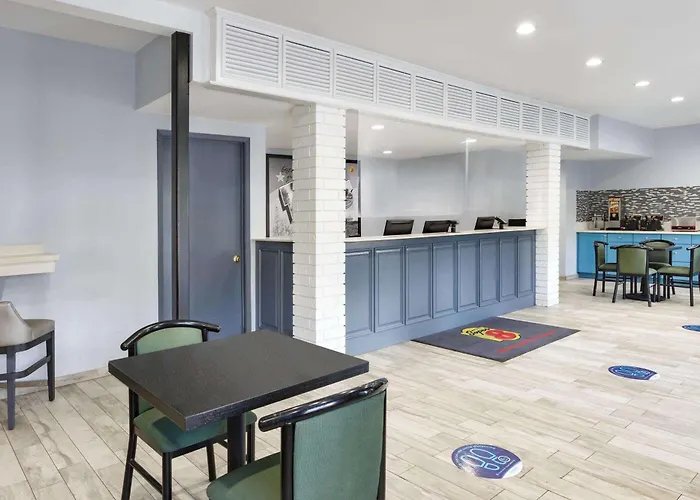 Super 8 By Wyndham Universal City