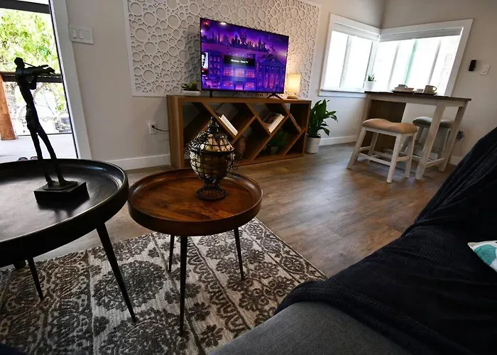 Shares View Luxury Apt