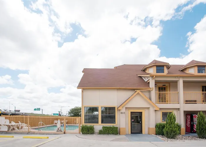 Howard Johnson By Wyndham San Marcos
