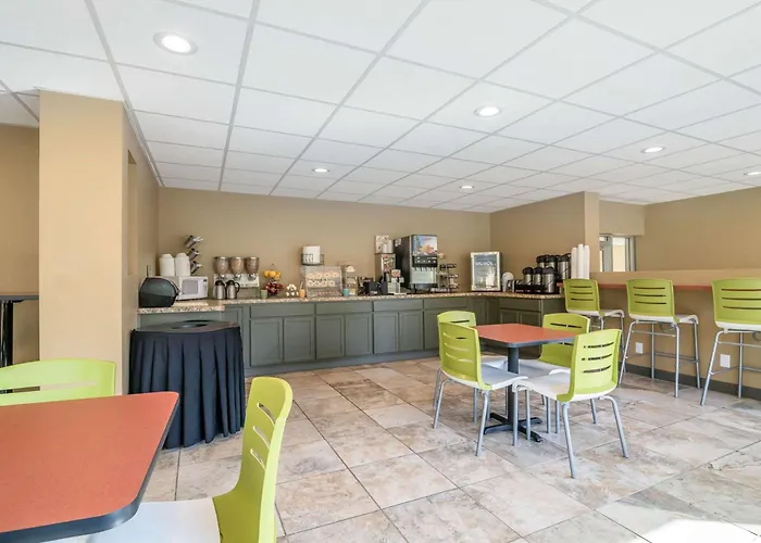 Econo Lodge Inn & Suites