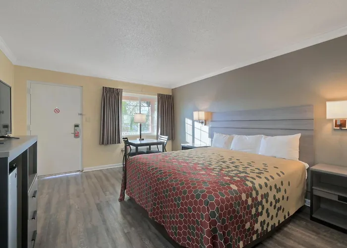 Econo Lodge Woodland Near I-5