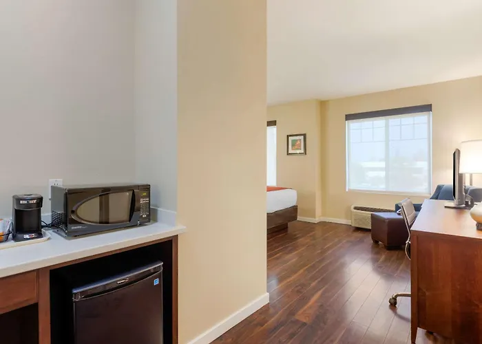 Comfort Inn & Suites Near Ontario Airport