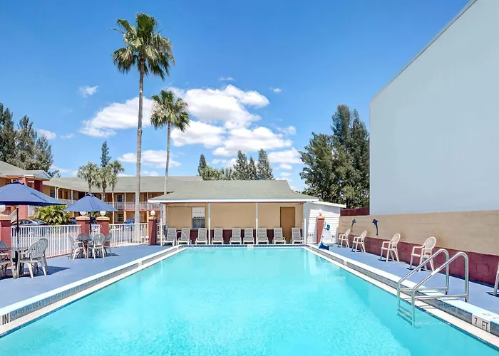 Howard Johnson By Wyndham Ft. Myers Fl