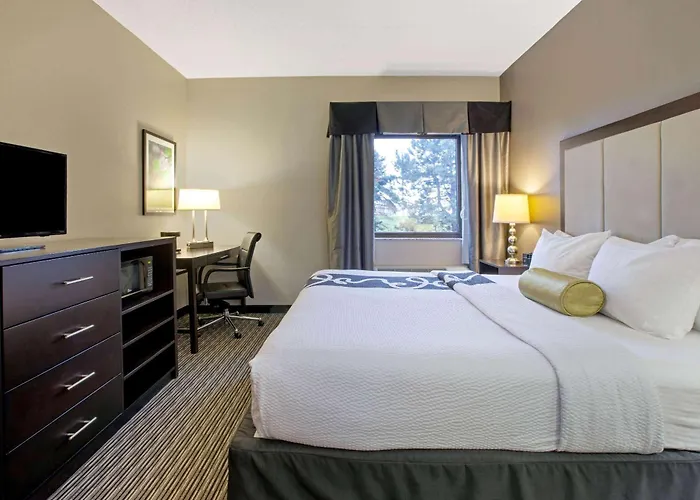 La Quinta Inn & Suites By Wyndham Detroit Metro Airport