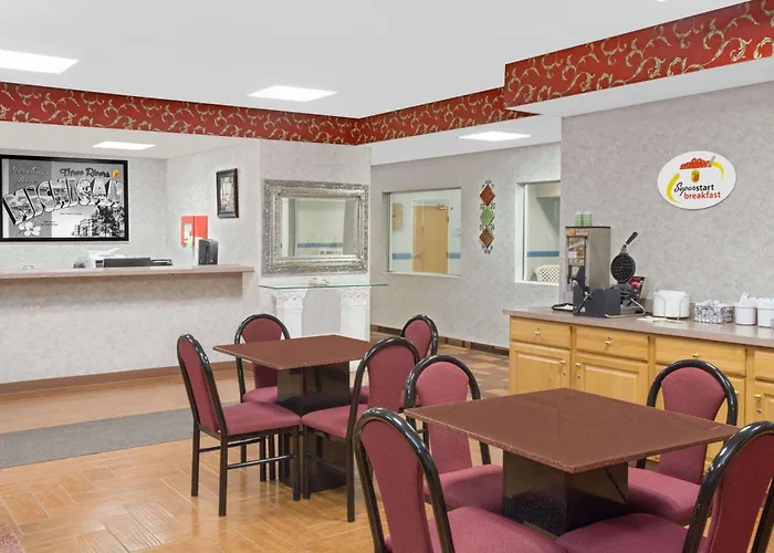 Super 8 By Wyndham Three Rivers