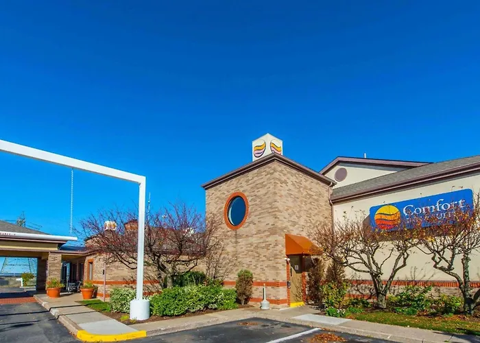 Comfort Inn & Suites Erie - Splash Lagoon Indoor Waterpark
