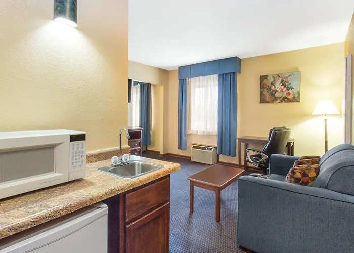 Baymont By Wyndham Waukesha