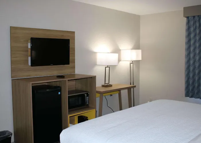 Days Inn By Wyndham Waco University Area