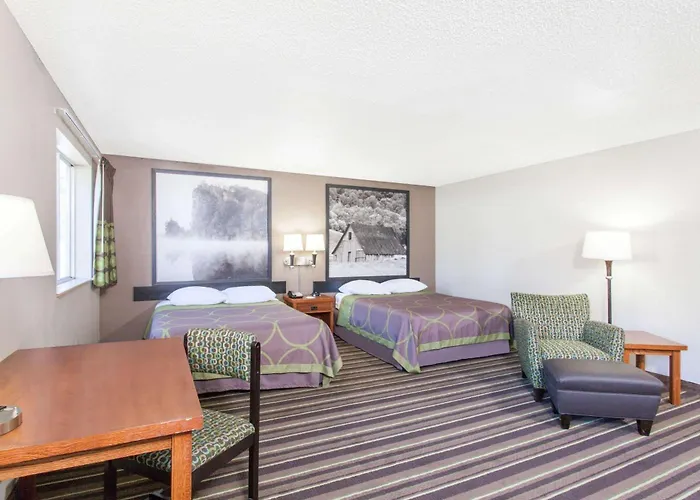 Super 8 By Wyndham Richlands/Claypool Hill Area