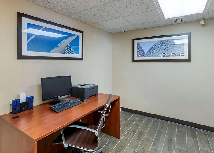 Comfort Inn & Suites Jackson - West Bend