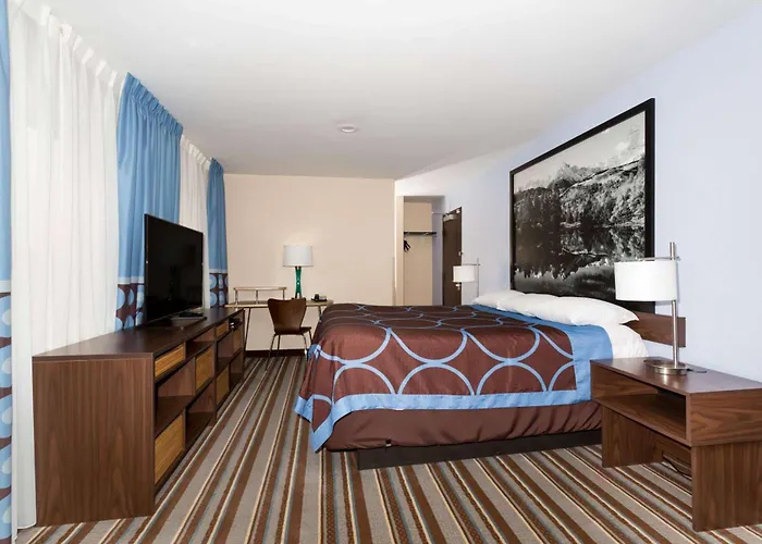 Super 8 By Wyndham Longmont/Twin Peaks