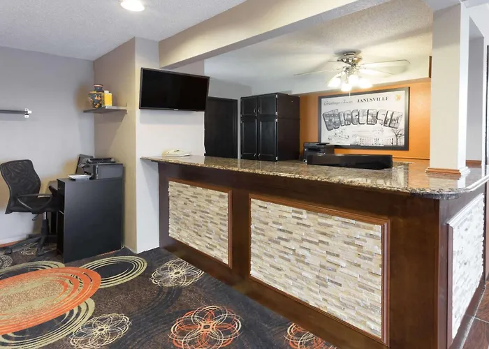 Super 8 By Wyndham Janesville
