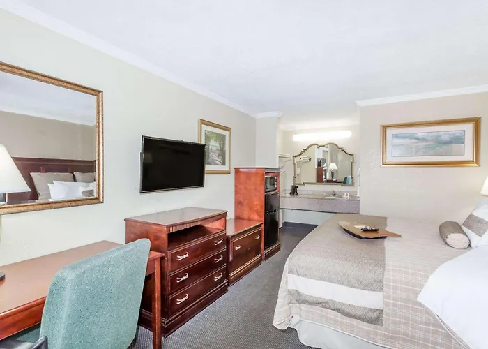 Days Inn By Wyndham Destin