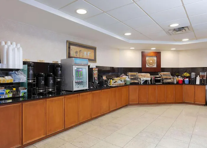 La Quinta By Wyndham Garden City
