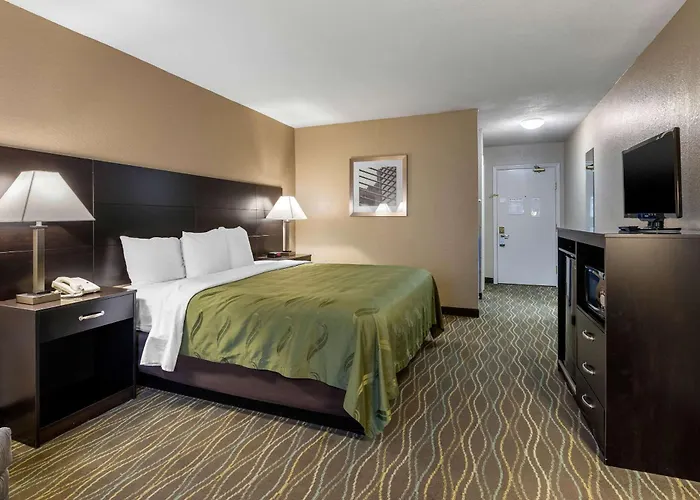 Quality Inn & Suites Des Moines - Merle Hay Road