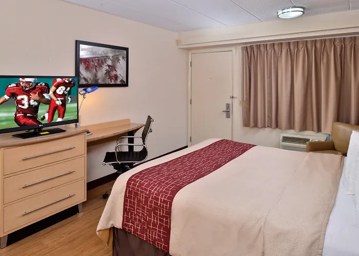 Super 8 By Wyndham Deerfield - Northbrook